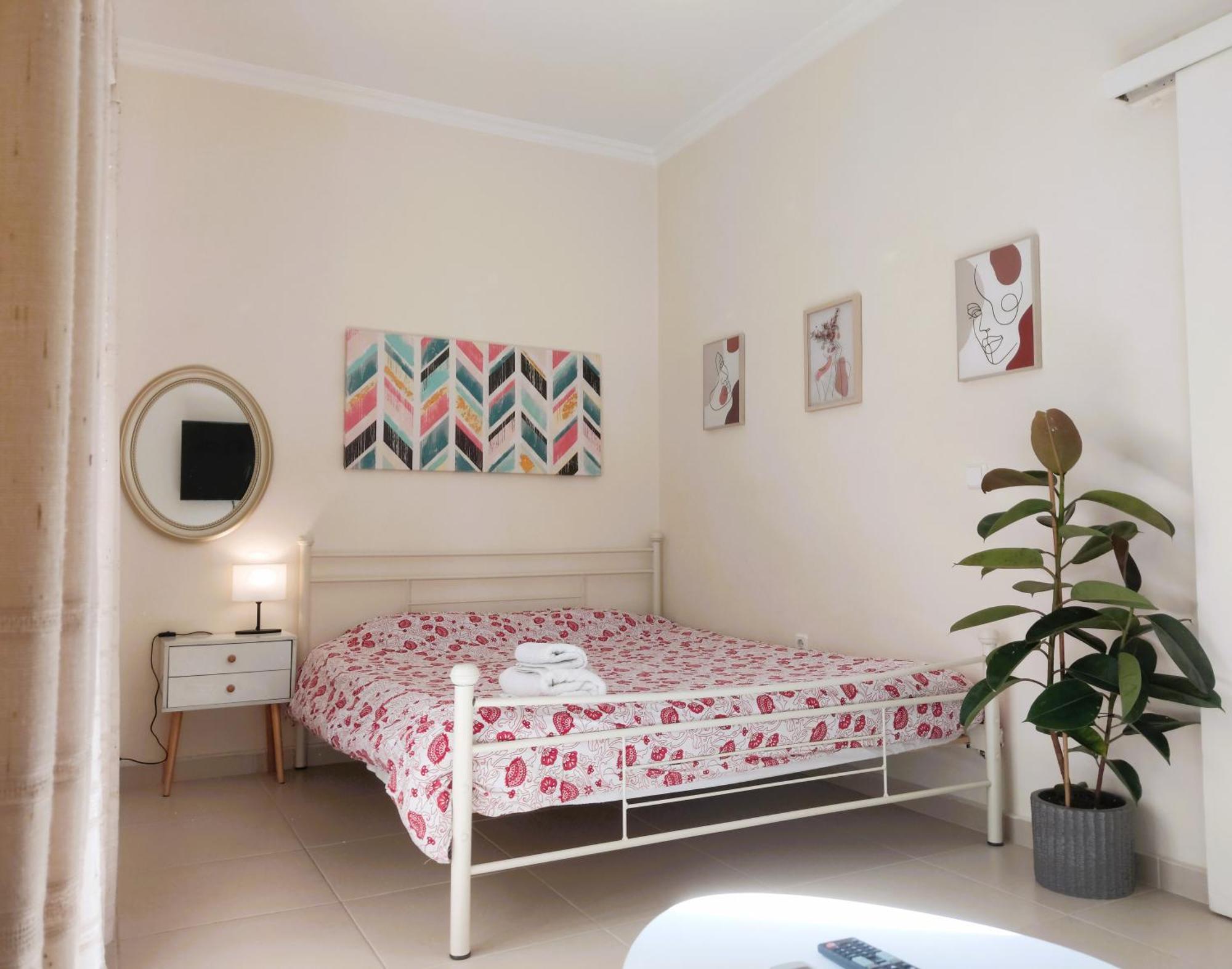Next To Metro! Bright Apartment With Fully Equipped Kitchen Атина Екстериор снимка